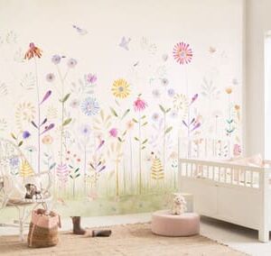 Papier peint pour une chambre d'enfant représentant un jardin avec de grandes fleurs et des petits animaux