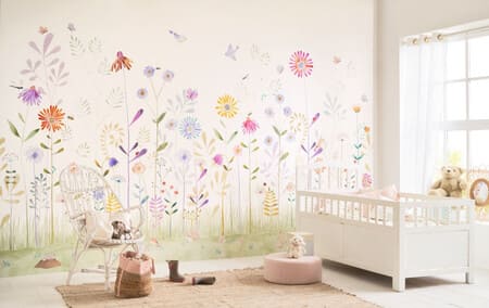 Papier peint pour une chambre d'enfant représentant un jardin avec de grandes fleurs et des petits animaux