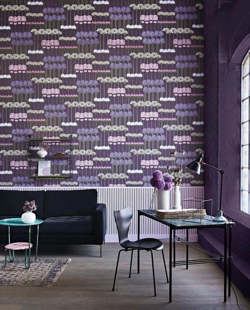 Papier peint floral violet dans un style anglais de la marque COLE & SON