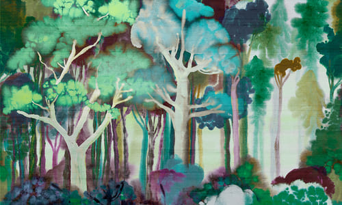 Papier peint panoramique dans les tons vert et violet représentant une forêt