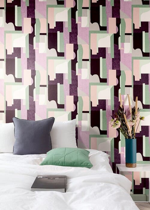 Papier peint avec des petites formes violettes géométriques et abstraites de la marque MASUREEL