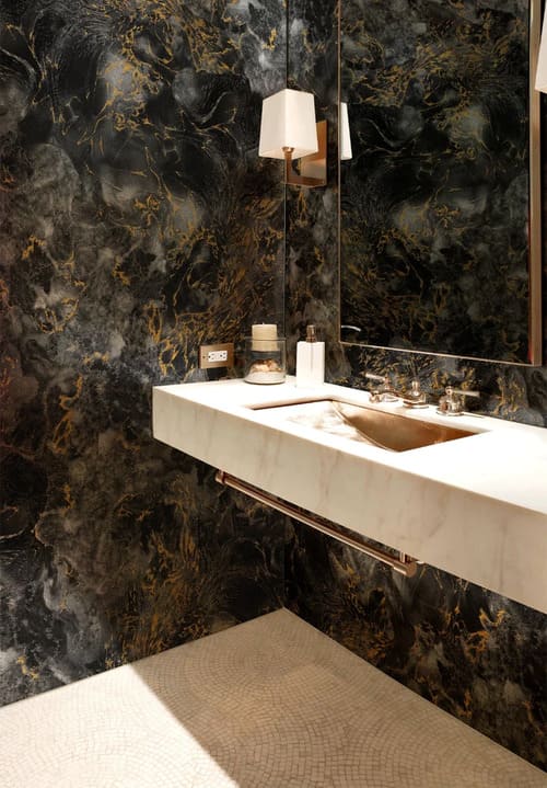 Salle de bain avec un Papier peint panoramique gris abstrait, les dessins rappellent l'écume de l’océan
