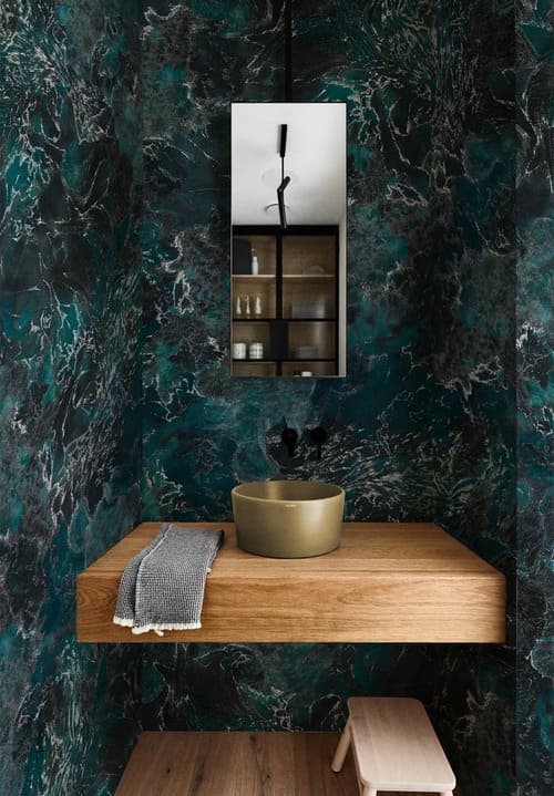 Salle de bain avec un Papier peint panoramique vert abstrait, les dessins rappellent l'écume de l’océan