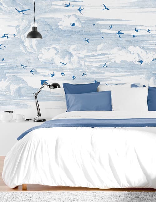Papier peint panoramique dans les tons bleu, représentant une envolée d'oiseaux bleu dans le ciel