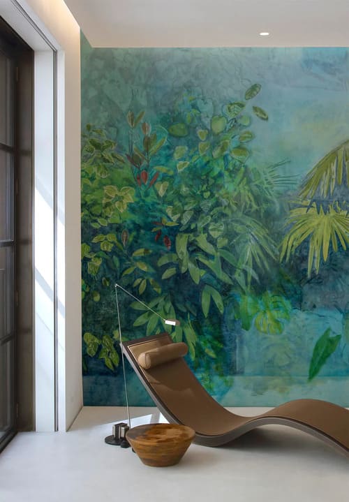 Salon avec un Papier peint panoramique dans les tons vert représentant une végétation luxuriante