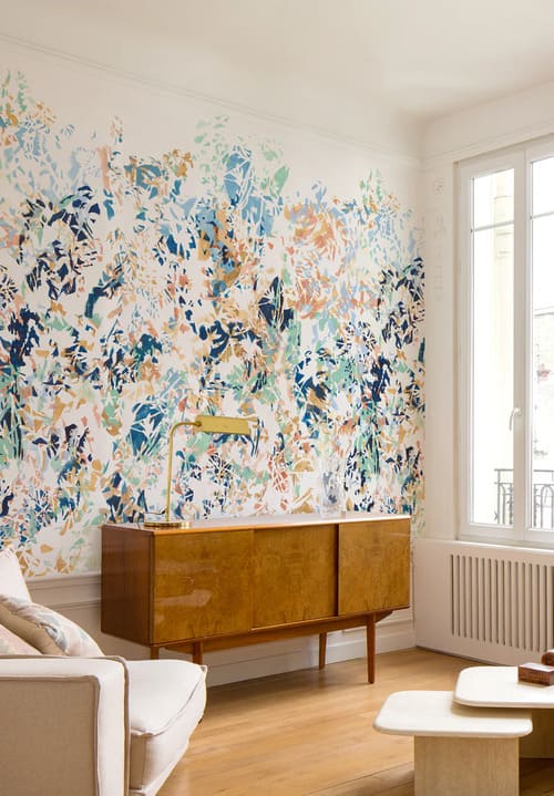 Salon avec un Papier peint panoramique coloré avec des motifs abstraits qui se superposent
