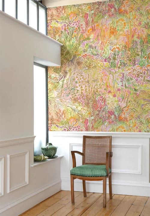 Salon avec un Papier peint panoramique coloré représentant des fleurs enchevêtrées de toutes les couleurs.