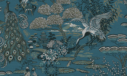 papier peint bleu, d'inspiration japonaise, représentant des oiseaux de paradis, des paons et des lys.