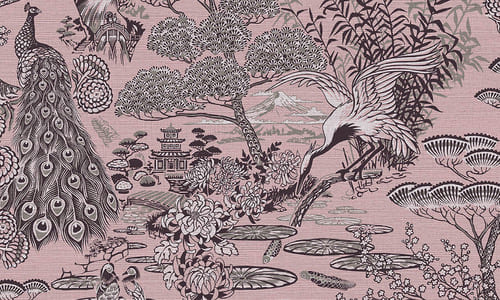 papier peint rose, d'inspiration japonaise, représentant des oiseaux de paradis, des paons et des lys.