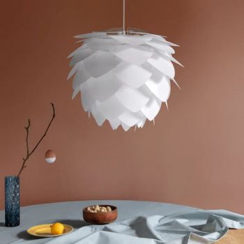 Lampe blanche en forme de pomme de pin et cordon blanc.