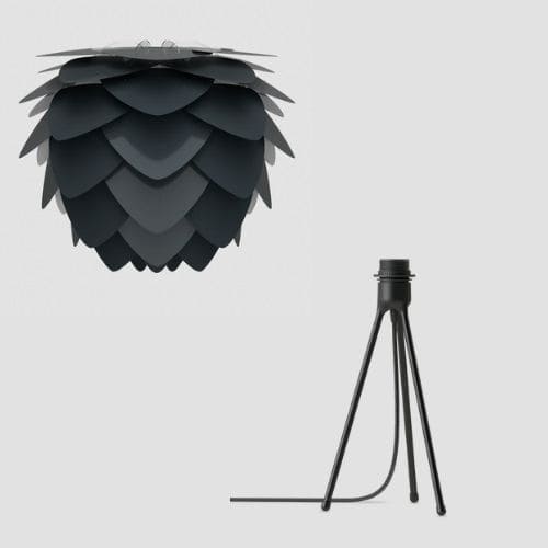 Petit abat-jour noir en forme de pomme de pin, et pied d'éclairage tripod noir