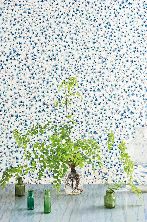 Papier peint végétal dans les tons bleu de la marque COLE & SON