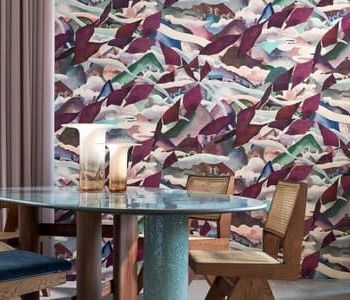 Photo d'une salle à manger avec un papier peint panoramique dans un style art déco avec des nuages et des drapeaux violets
