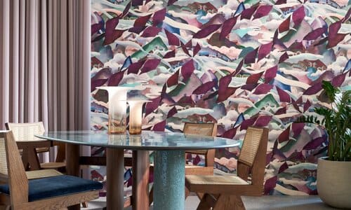 Photo d'une salle à manger avec un papier peint panoramique dans un style art déco avec des nuages et des drapeaux violets