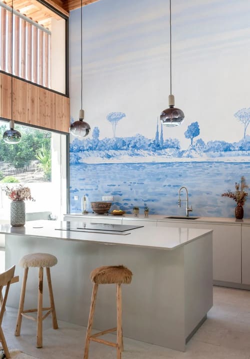 Cuisine avec un Papier peint panoramique bleu, représentant un rivage des côtes de Provence dans un style en aquarelle