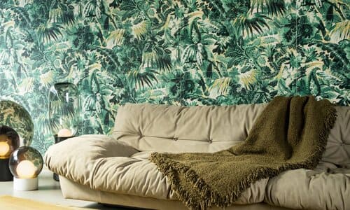 Photo d'un salon avec un canapé et un papier peint végétal vert